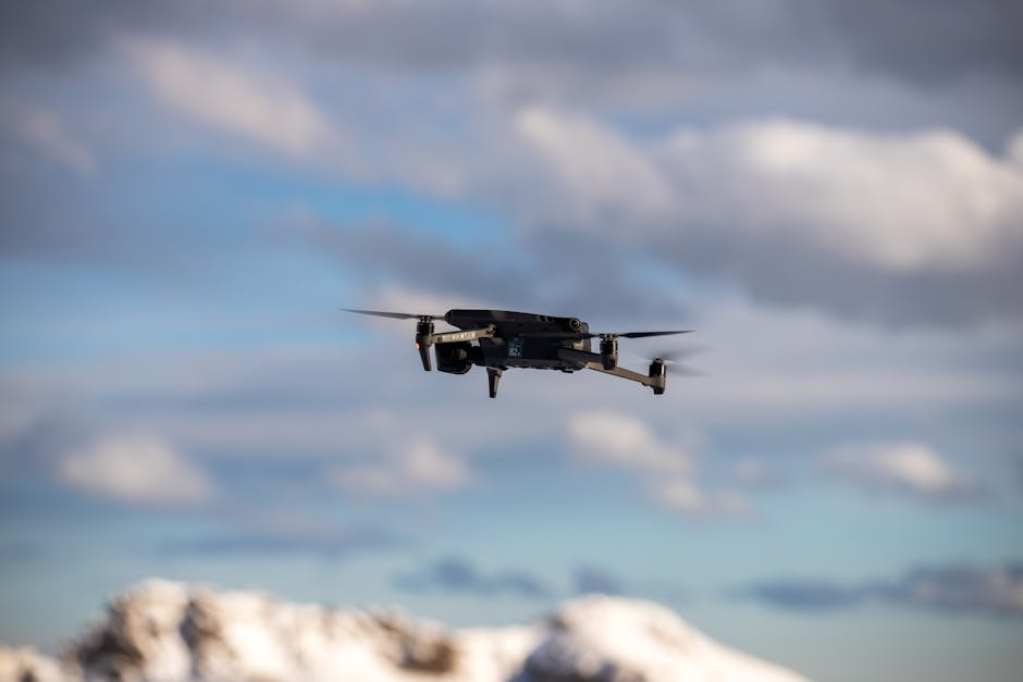 Een thermische drone inspecteert nutsinfrastructuur van bovenaf, met zichtbare warmtemetingen.