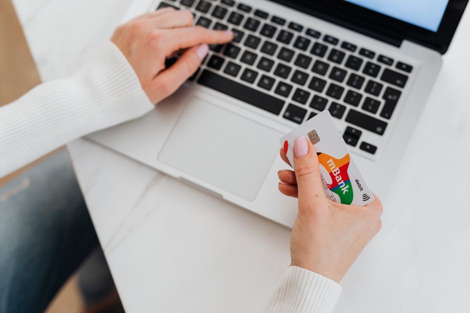 Een team van professionals dat samenwerkt aan een payment gateway ontwikkelingsproject voor veilige online betalingen.